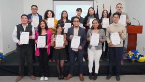  Estudiantes con los mejores promedios de la sede Quito durante el evento de reconocimiento organizado por Vicerrectorado y Bienestar Universitario